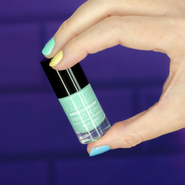 Long-lasting mint green nail polish