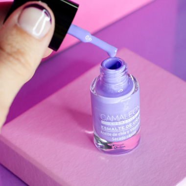 Long-lasting lavender purple nail polish