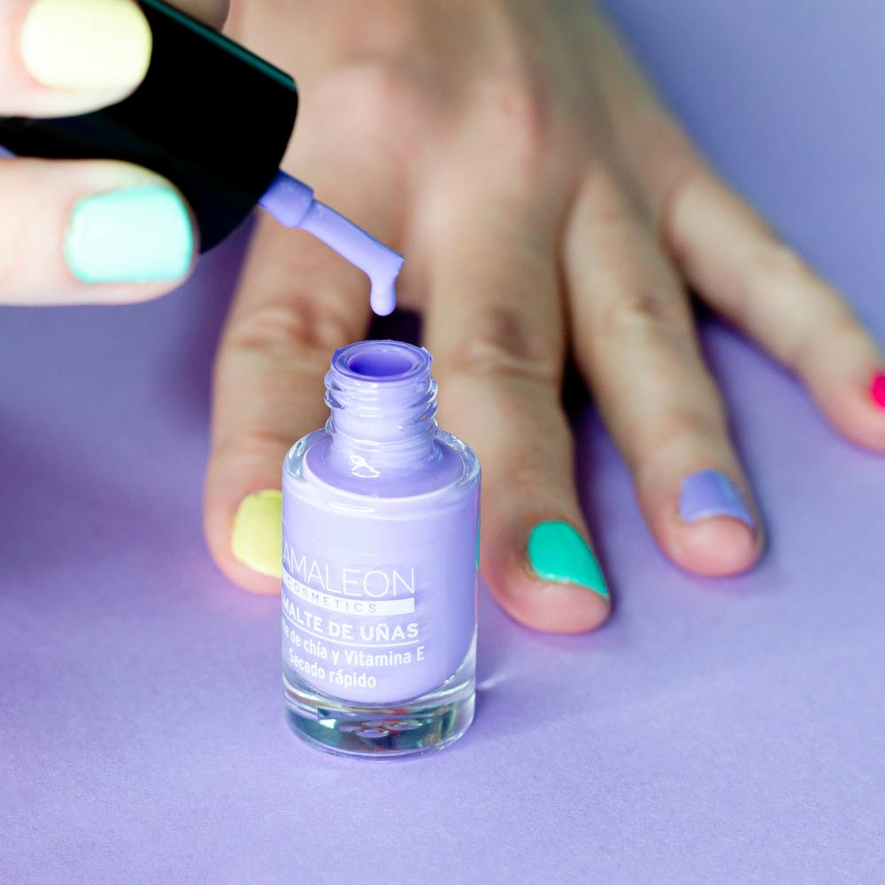 Long-lasting lavender purple nail polish