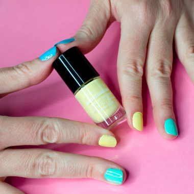 Long-lasting pastel yellow nail polish