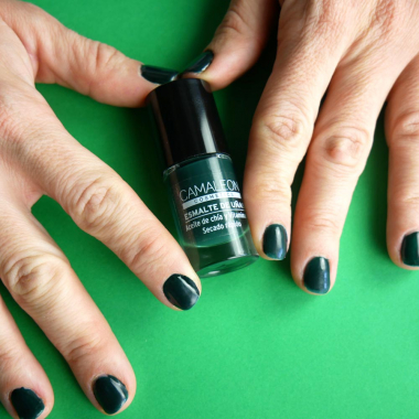 Long-lasting forest green nail polish