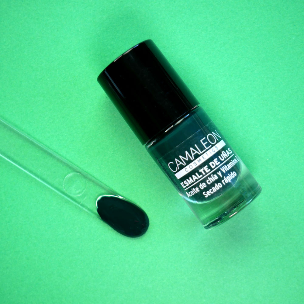 Long-lasting forest green nail polish