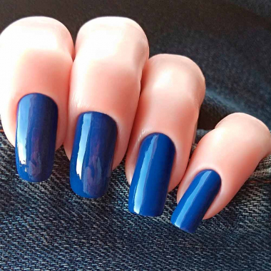 Long-lasting blue nail polish