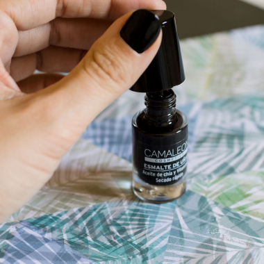 Long-lasting black nail polish