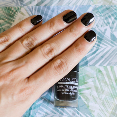 Long-lasting black nail polish