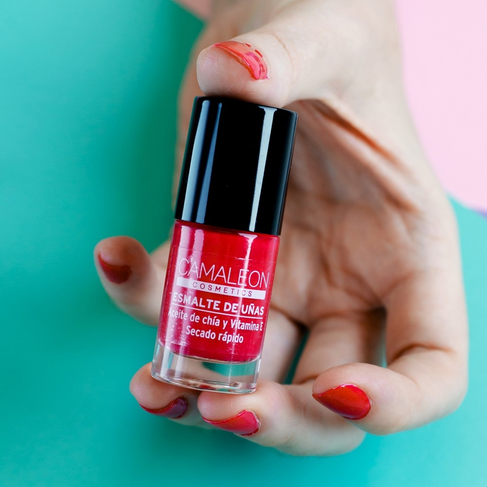 Long-lasting red nail polish