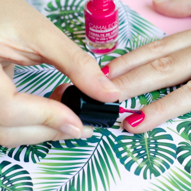 Long-lasting fuchsia nail polish