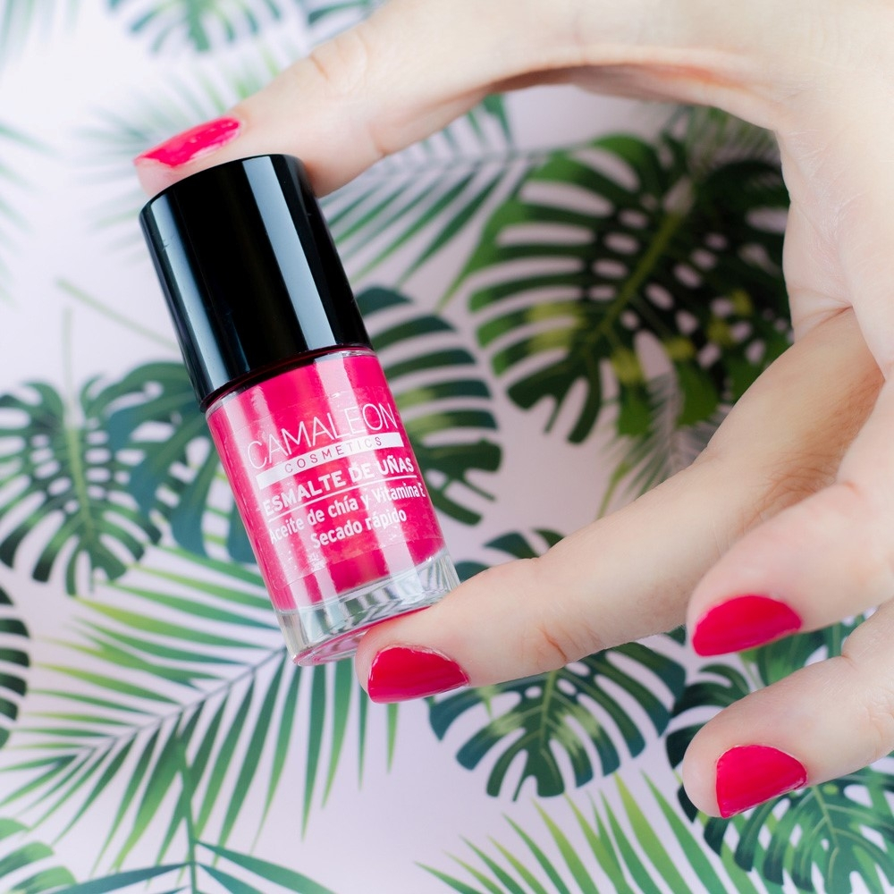 Long-lasting fuchsia nail polish