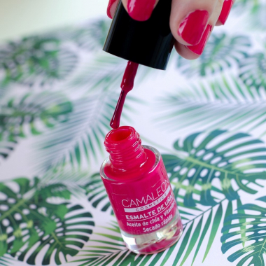 Long-lasting fuchsia nail polish