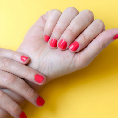 Long-lasting coral nail polish