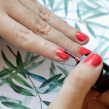 Long-lasting coral nail polish