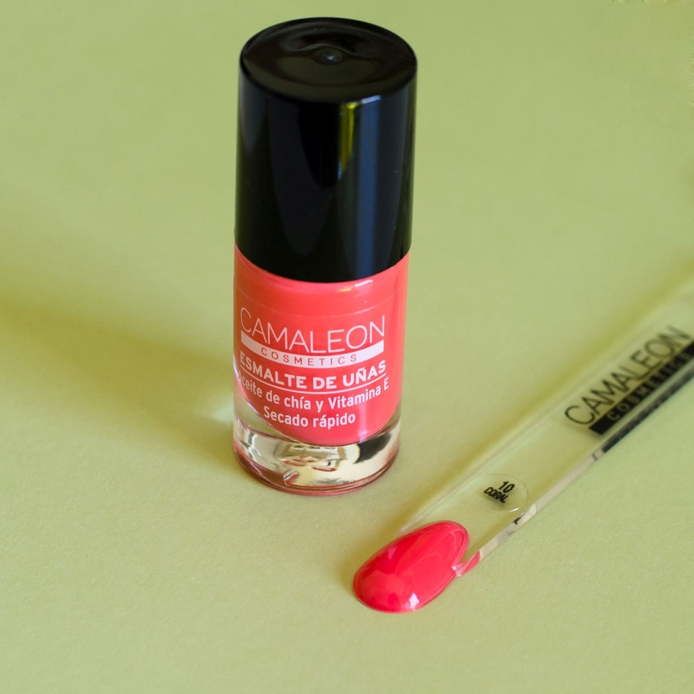 Long-lasting coral nail polish