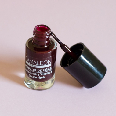 Long-lasting burgundy nail polish