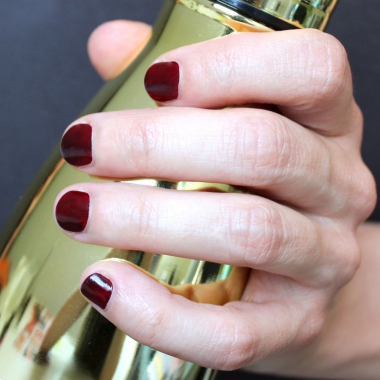 Long-lasting burgundy nail polish