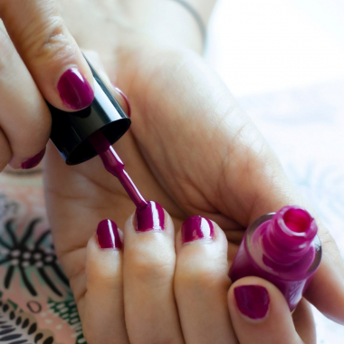 Long-lasting aubergine nail polish