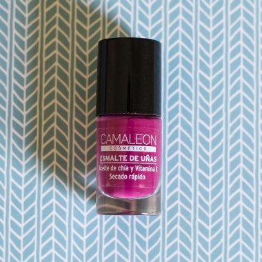 Long-lasting aubergine nail polish