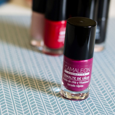 Long-lasting aubergine nail polish